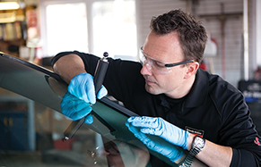 <b>福耀门店维修汽车玻璃面临的大障碍是什么呢？</b>