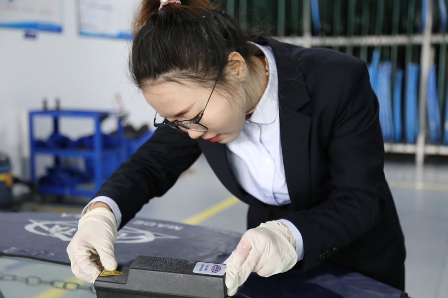 汽车前挡风玻璃安装作业中