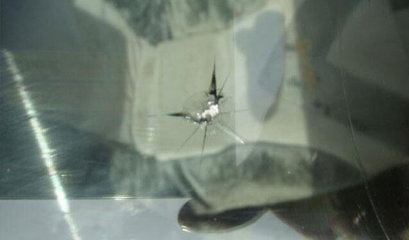 挡风玻璃被小石子砸了个洞怎样办？_成都福耀给你支个招