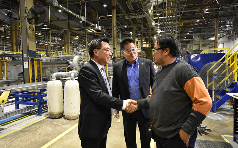 4月10 日中国驻纽约总领事黄屏大使来访美国福耀分部