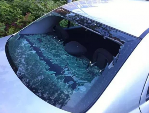 <b>购买车险，当汽车挡风玻璃碎后，保险公司为何不理赔</b>