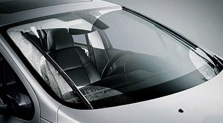 轿车前挡风玻璃起雾