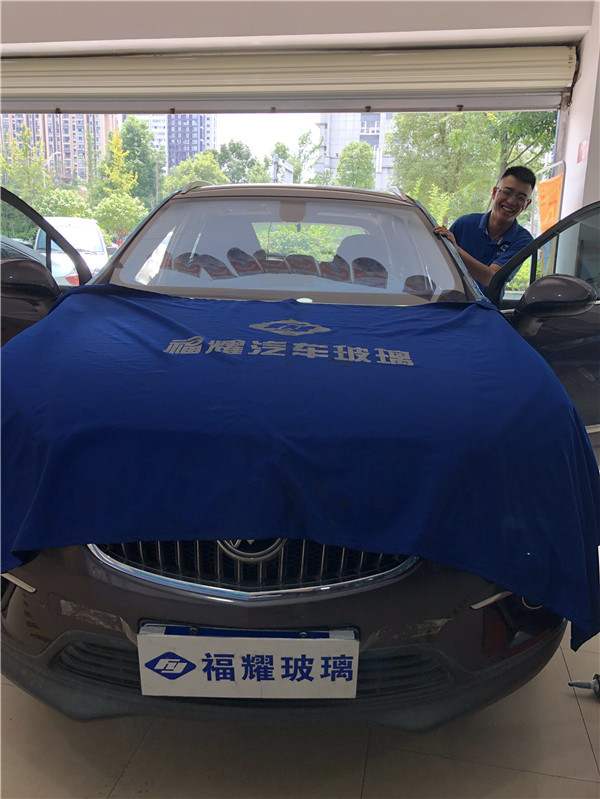 别克昂科威前挡风玻璃更换镀银