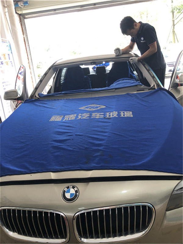 宝马汽车前挡风玻璃修补