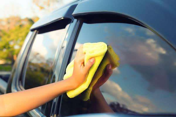 怎样实现爱车玻璃光洁透亮？