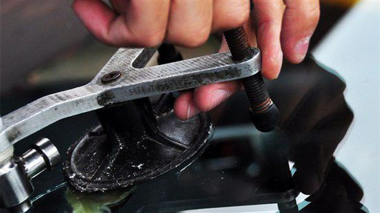 <b>汽车玻璃雪花裂痕修复怎么处理？</b>