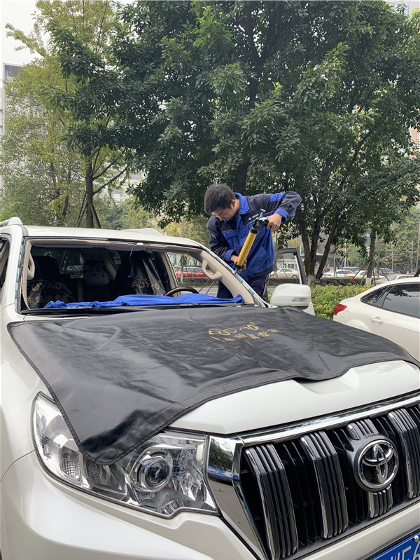 丰田前挡风玻璃更换