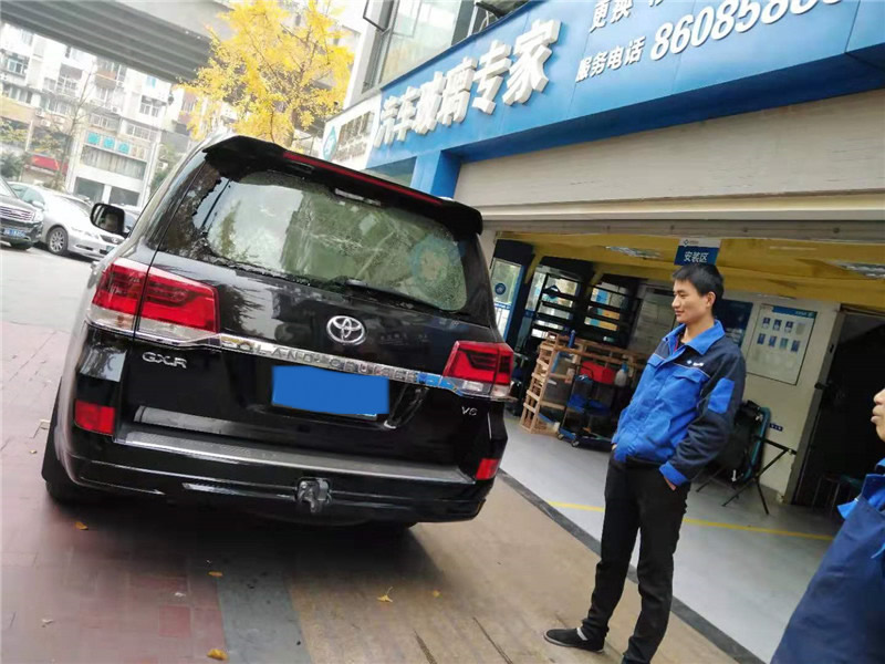 酷路泽后挡风玻璃更换