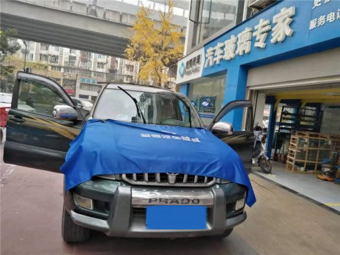 <b>丰田霸道更换前挡风玻璃</b>