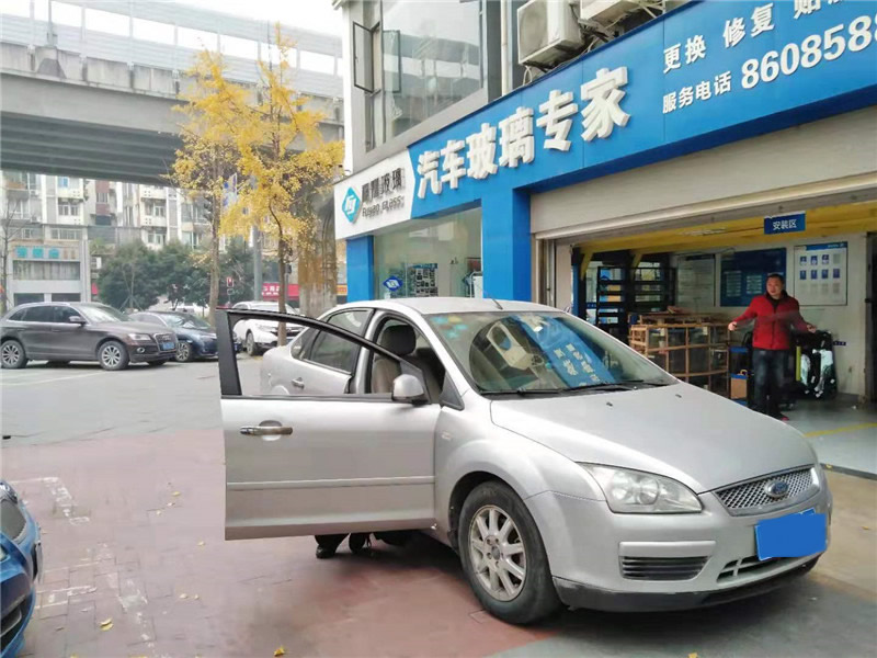 精典福克斯左前门玻璃更换