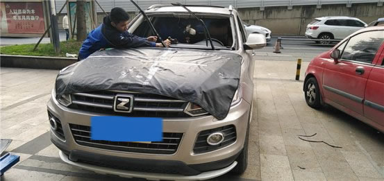 众泰T600前挡风玻璃更换--成都福耀玻璃高攀店