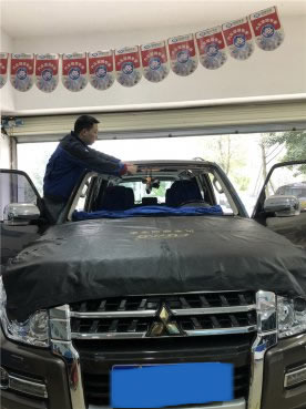 帕杰罗V97前挡风玻璃更换