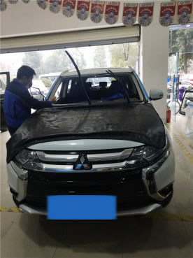 三菱欧蓝德前档风玻璃更换