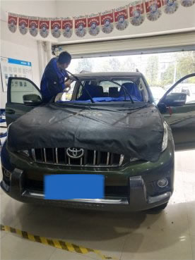 丰田普拉多前档风玻璃更换