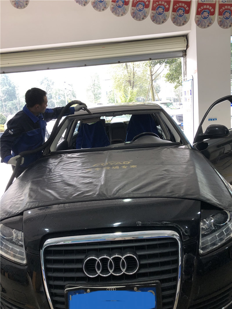 奥迪A6L前挡风玻璃更换