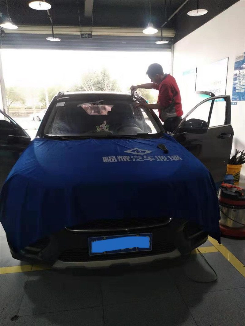 哈弗H2更换前挡风玻璃