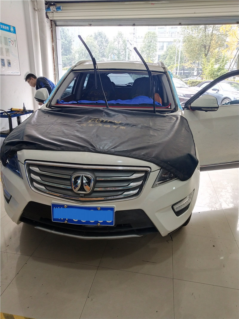 北汽威旺S50前挡玻璃更换