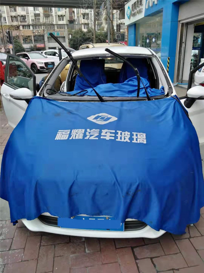 嘉年华前挡玻璃贴膜与前挡风玻璃更换