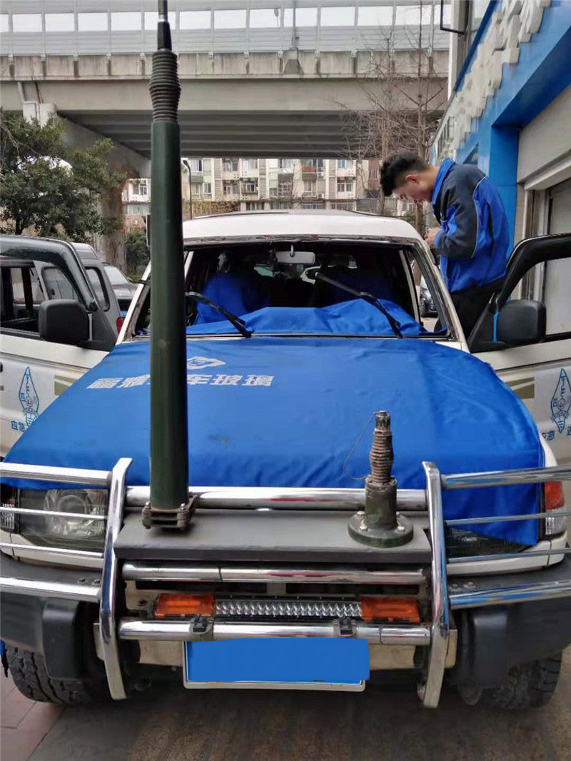 猎豹前挡玻璃更换