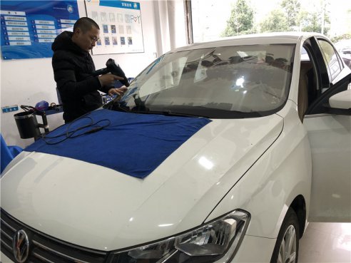 <b>吉利帝豪前挡风玻璃更换</b>