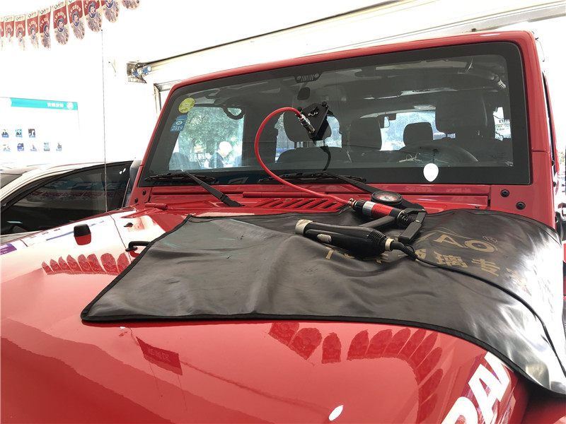 成都牧马人前挡风玻璃修复