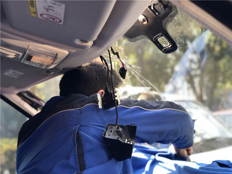 路虎发现4前挡玻璃更换