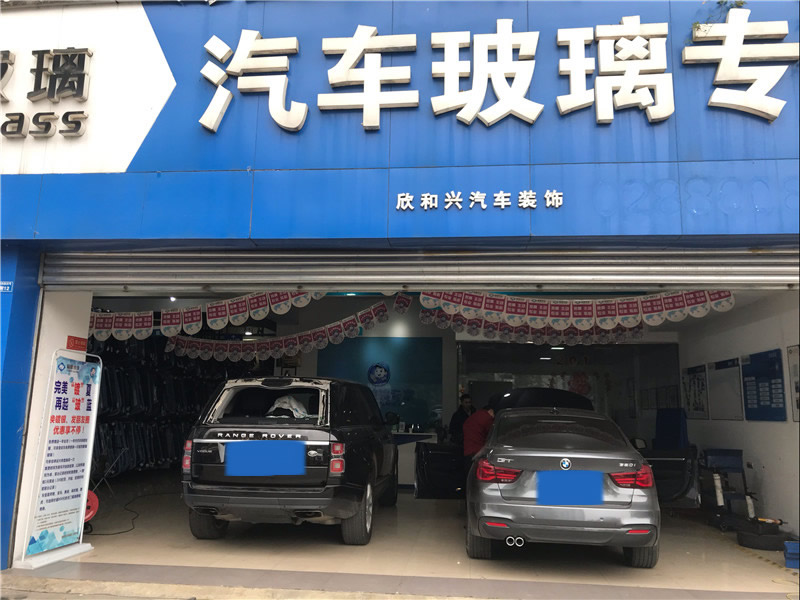 路虎揽胜行政版后挡风玻璃更换与贴膜