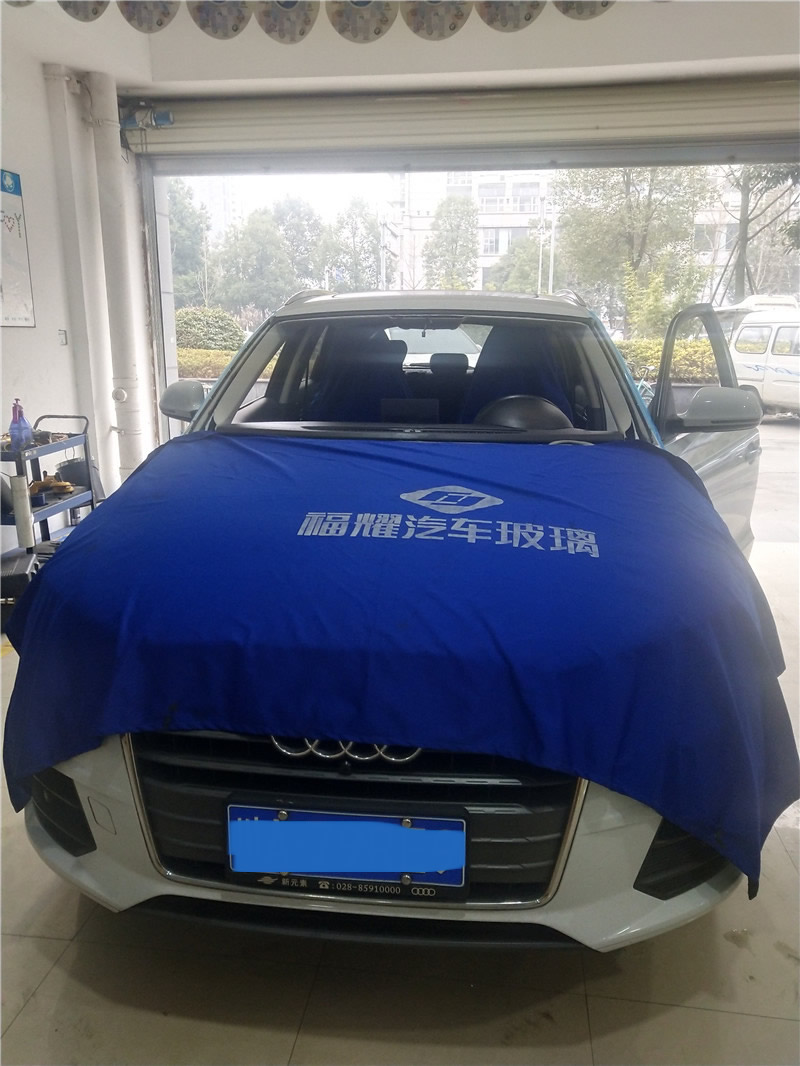 奥迪Q3前档风玻璃更换与贴膜