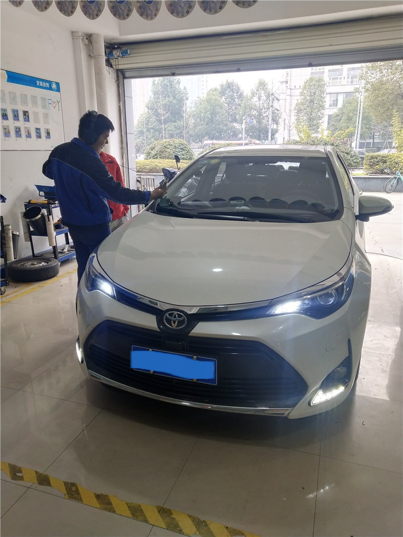 丰田雷凌前档风玻璃更换