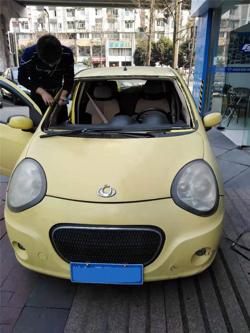 熊猫更换前挡风玻璃施工中