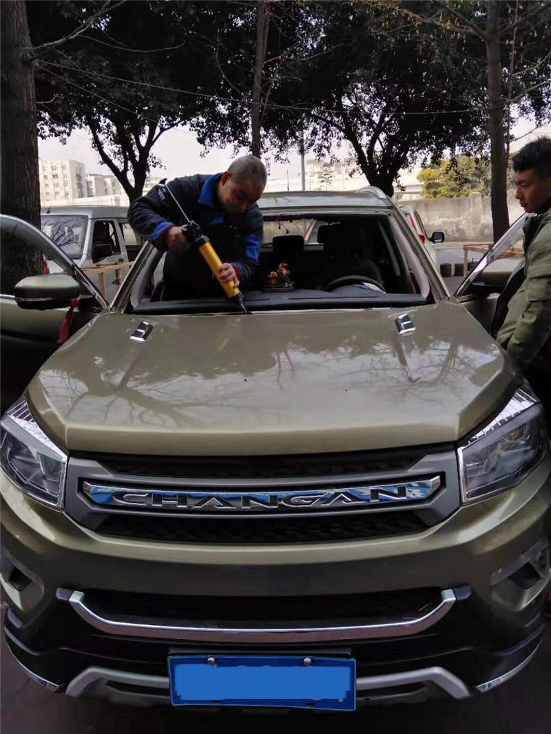 长安CS75更换前挡风玻璃施工中