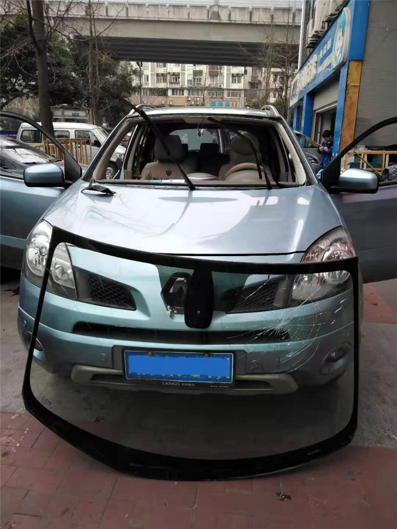 科雷傲前挡风玻璃更换施工中