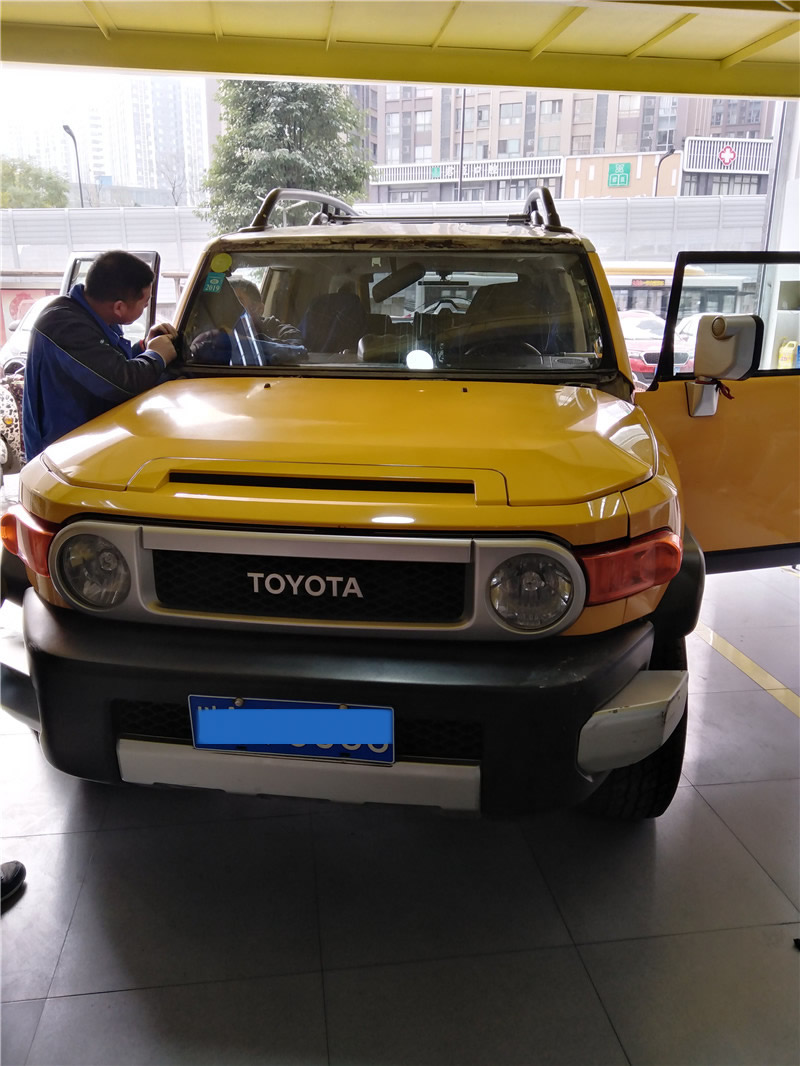 丰田酷路泽更换前挡风玻璃