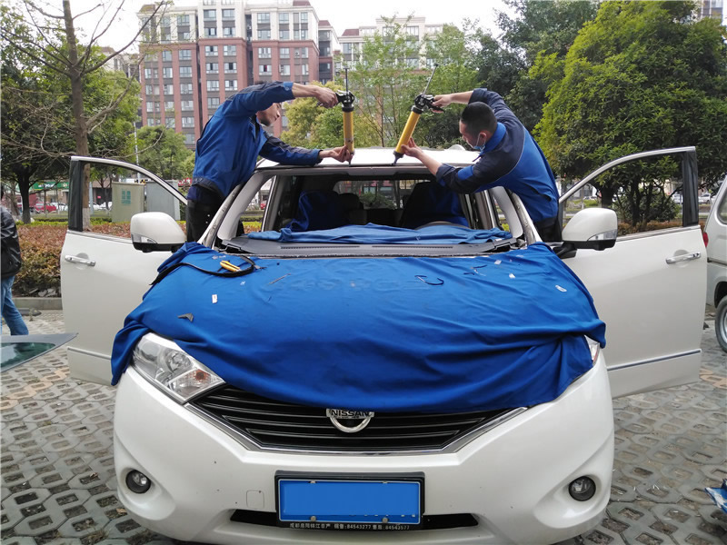 贵士前挡风玻璃安装