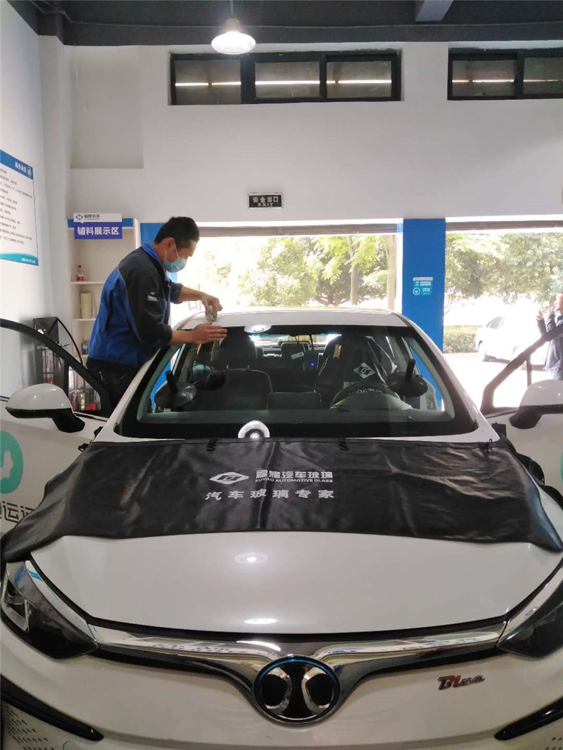 绅宝前挡风玻璃更换