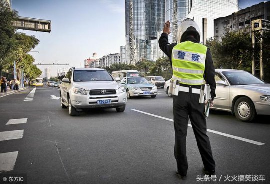 红灯时前车抛锚了，后车突然变道算违规吗？听听交警咋说