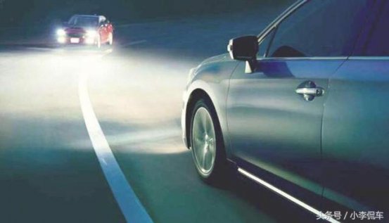 晚上开车遇到开远光灯的该咋办？老司机：不用对射，这招专治不服