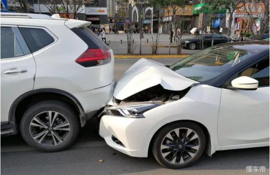 因刹车故障召回的东风日产蓝鸟，刚出4S店就刹不住追尾了