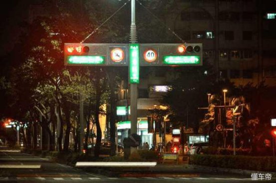 开手动挡车怎样等红绿灯? 挂空挡拉手刹起步慢怎么办?