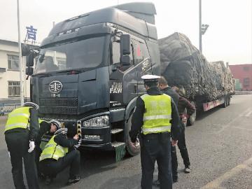 出动11辆警车、46名交警1小时查扣5辆违法大挂车