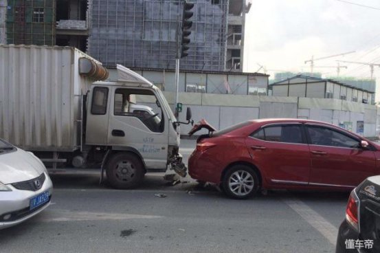 这种情况下，实线变道不算违章，收到违章信息可行政复议！