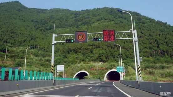 高速隧道禁止超车，前车速度太慢怎么办？你是怎么解决这种麻烦的