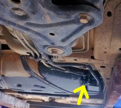 厂家说6W公里换汽油滤芯，师傅拆下滤芯后车主看了说还是换了吧