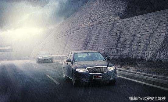 雨天行车的九条安全驾驶技巧，总有一条是你不知道的！