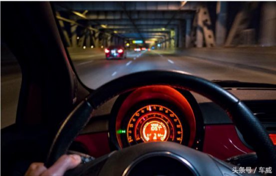 <b>晚上开车隐患多，这8个规则要重视</b>