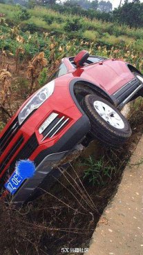 女司机到底有多恐怖？如此平整的路直接侧翻进苞谷地了