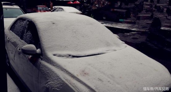 下雪天在室外停车，做到这三点，证明你是老司机