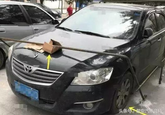 还敢乱停车，也被人拆了车轮，还用钢筋将车焊死！