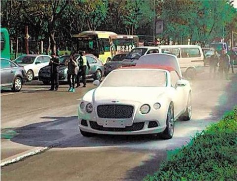 豪车行驶中忽然冒烟	拖到维修站一检查维修工笑了