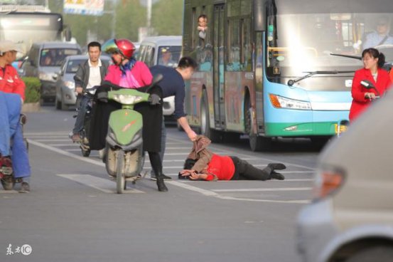 <b>汽车碰瓷又出新招！广大车主们可要注意了</b>